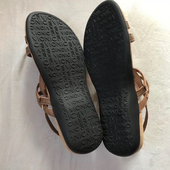 Vionic tan sandals size 8 buckle detail NWOT - Picture 2 of 2